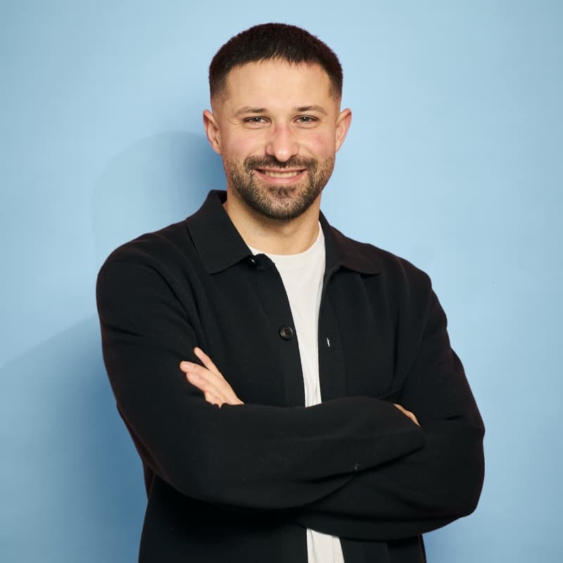 Alex Aghamirnabipour — Porträt im EKG-Markenzeichen